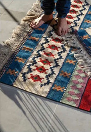 <div class="heading is--white">More Kilim Rugs</div><a class="btn is--primary" href="/en/einkaufswelt/kelims/">Show offers</a>